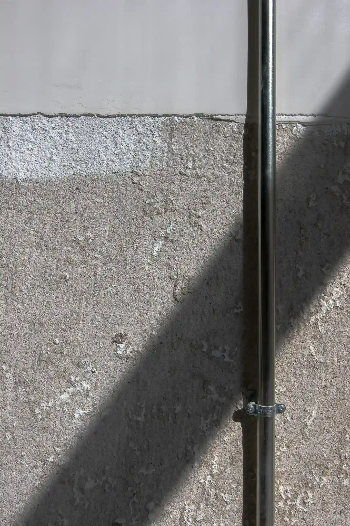 détail du soubassement en enduit bouchardé